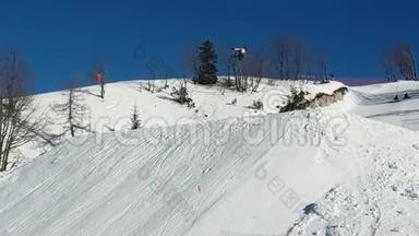 <strong>滑雪板滑雪板滑雪板</strong>在跳跃山